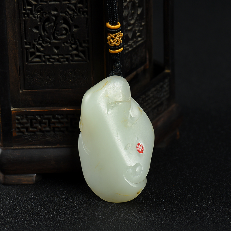 新疆天然俏色和田玉一品清廉吊坠-红掌柜