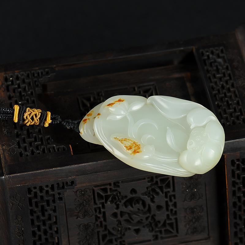 新疆天然籽料和田玉一品清廉吊坠-红掌柜