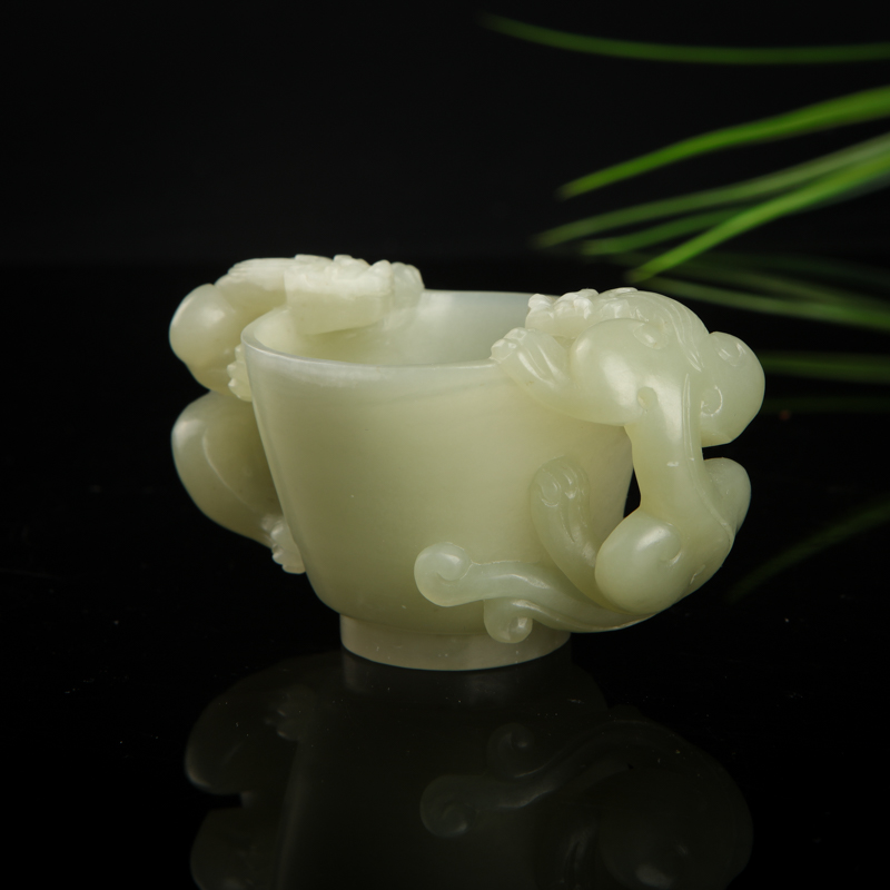 天然山料和田青白玉瑞兽酒杯摆件-红掌柜