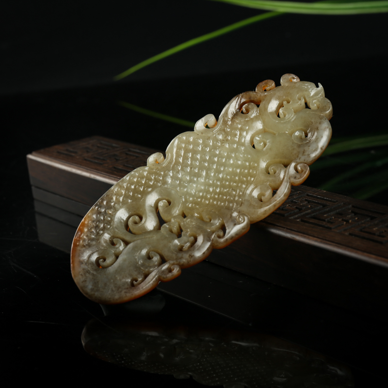 天然俏色和田玉仿古龙纹吊坠-红掌柜