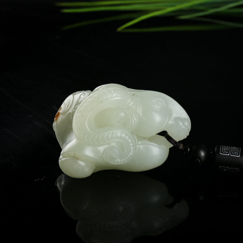 新疆天然籽料和田白玉洋洋得意手把件-红掌柜