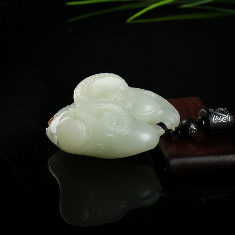 新疆籽料和田白玉洋洋得意手把件-红掌柜