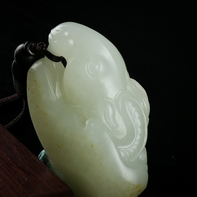 新疆天然籽料和田玉洋洋得意手把件-红掌柜