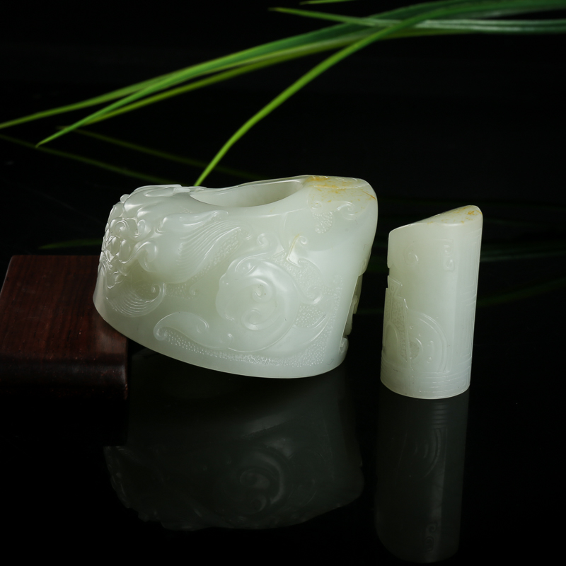 籽料和田白玉仿古龙纹手把件-红掌柜