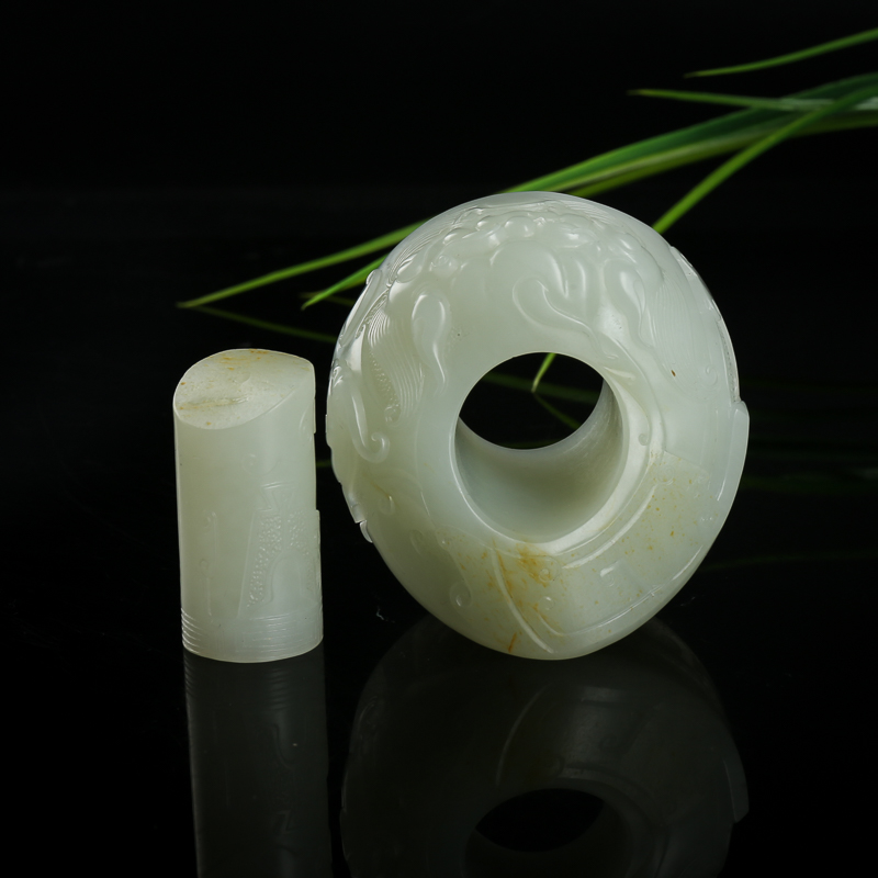 天然籽料和田玉仿古龙纹手把件-红掌柜