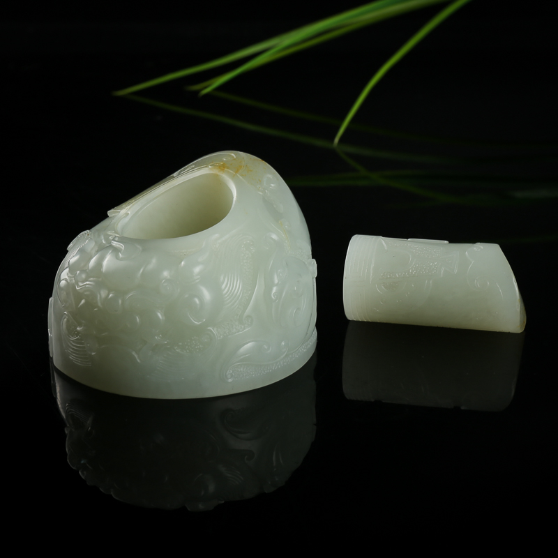 和田白玉仿古龙纹手把件-红掌柜