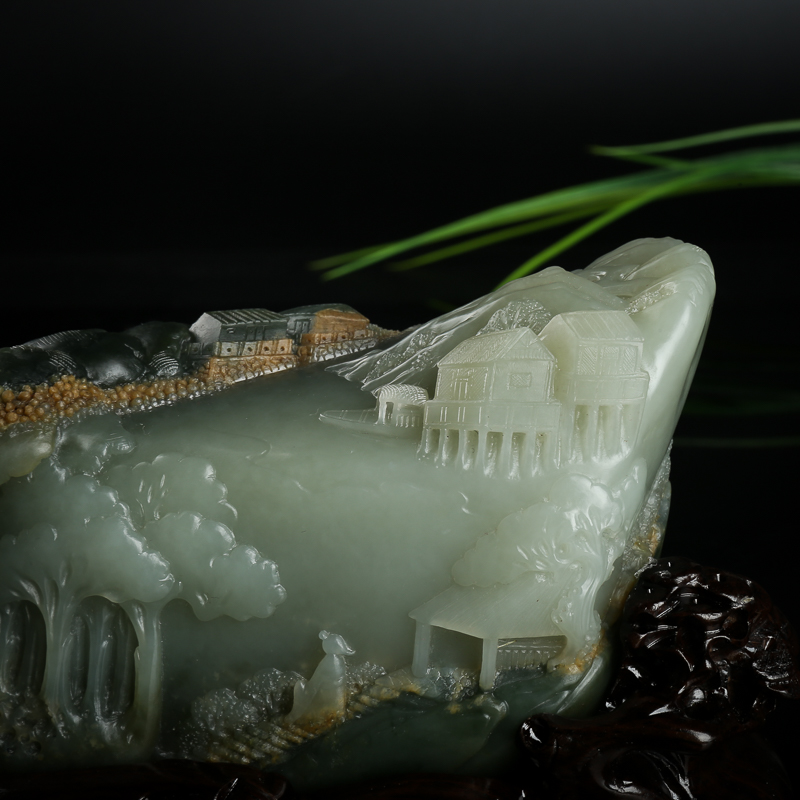 新疆天然籽料俏色和田玉摆件-红掌柜