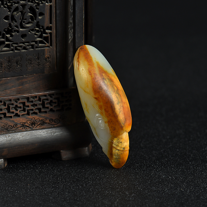 籽料俏色和田玉鹰击长空吊坠-红掌柜