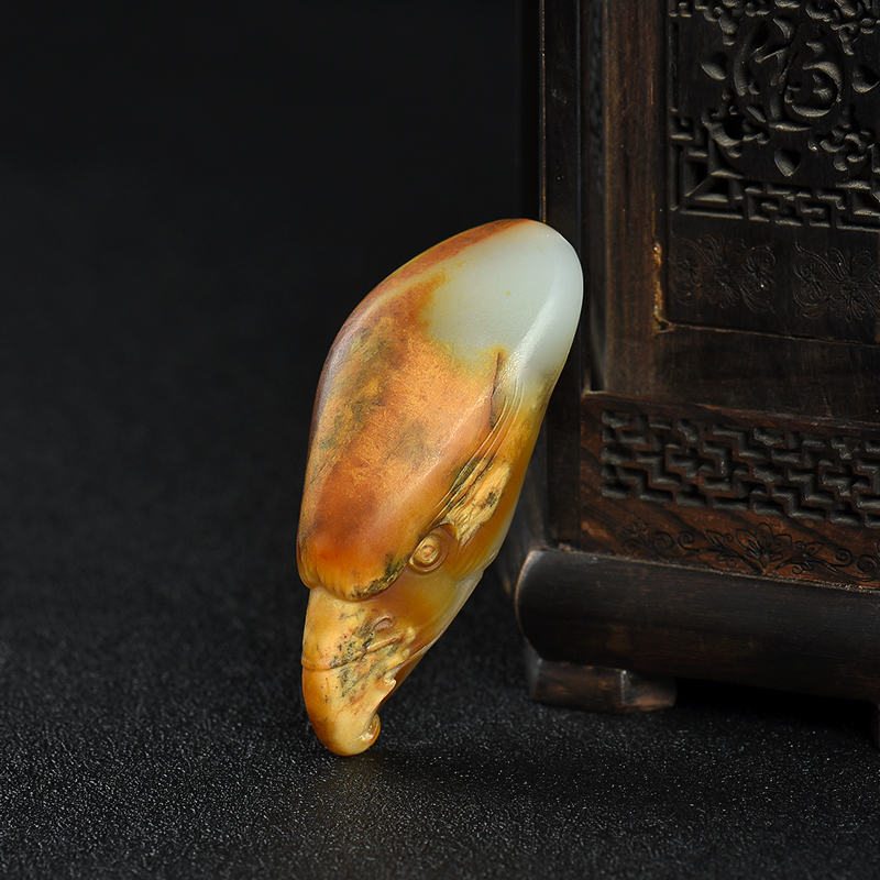 天然俏色和田玉鹰击长空吊坠-红掌柜