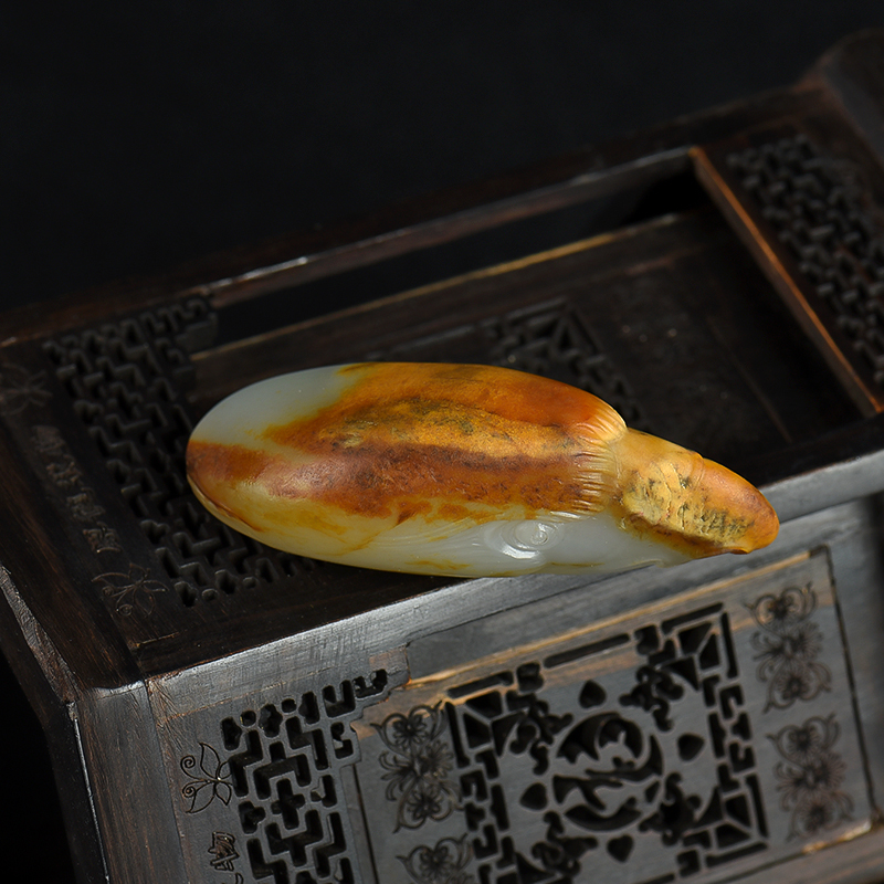 天然籽料俏色和田玉吊坠-红掌柜