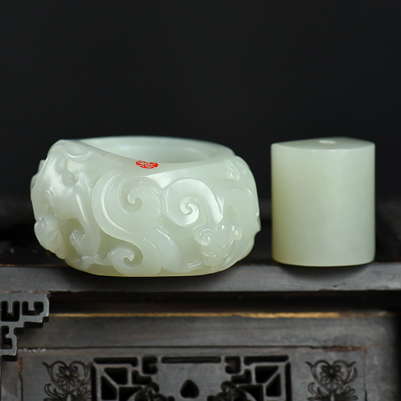 新疆和田青白玉兽纹扳指-红掌柜