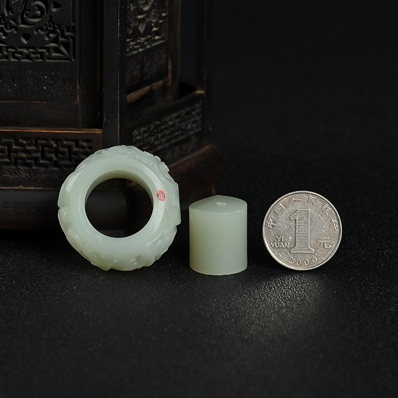 新疆籽料和田青白玉兽纹扳指-红掌柜