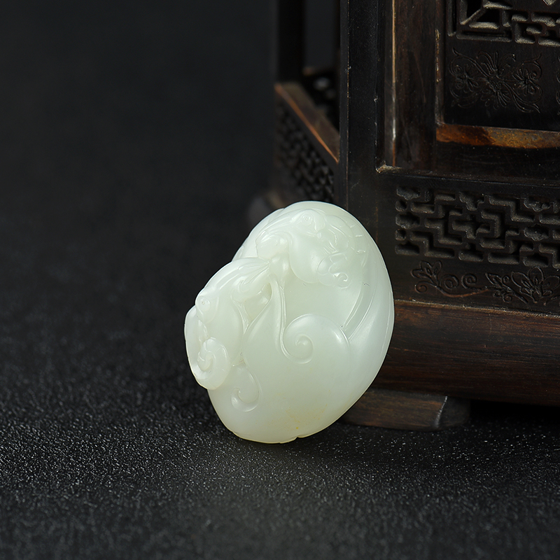 天然和田白玉羊羊得意吊坠-红掌柜