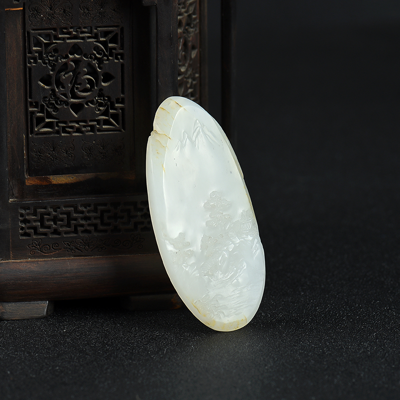 俏色和田玉远山近林吊坠-红掌柜