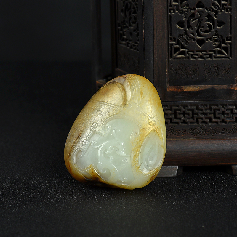 天然俏色和田玉仿古龙纹吊坠-红掌柜