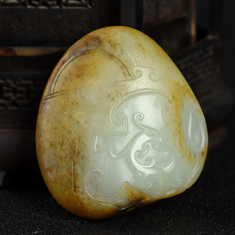 俏色和田玉仿古龙纹吊坠-红掌柜