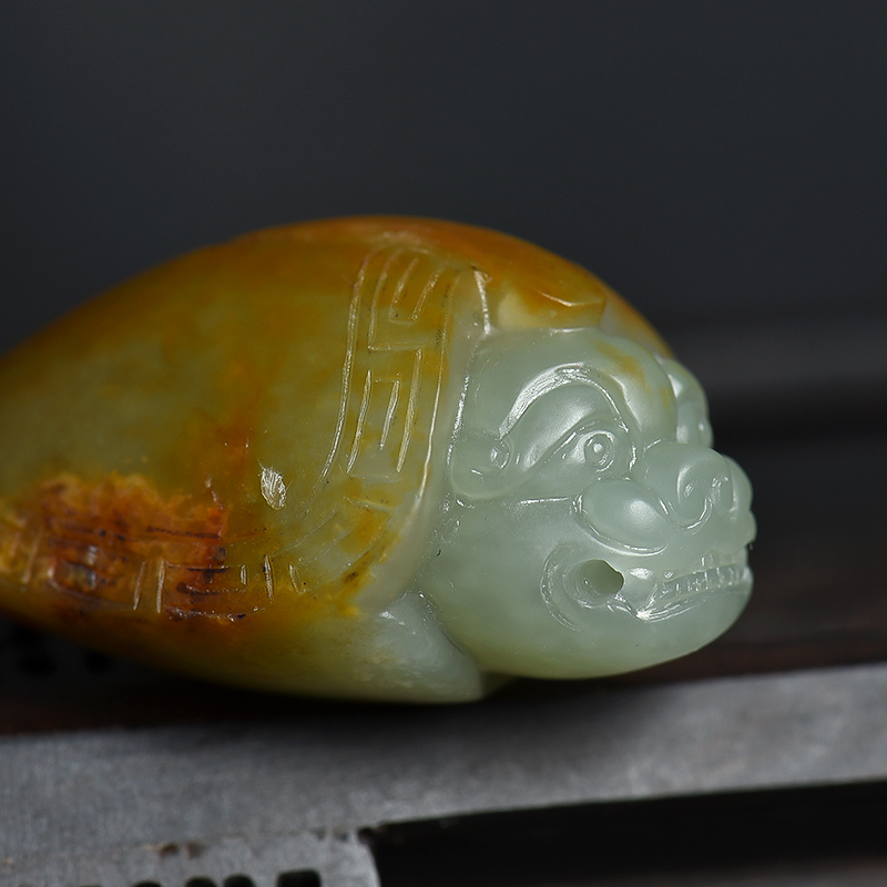 新疆天然籽料俏色和田玉吊坠-红掌柜