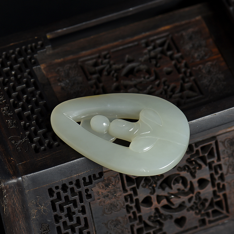 天然籽料俏色和田玉吊坠-红掌柜