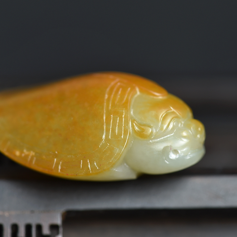 俏色和田玉龙龟吊坠-红掌柜