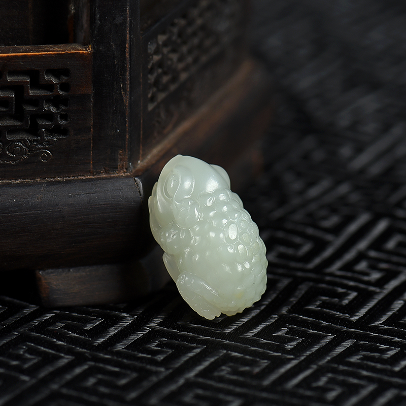 天然籽料和田青白玉招财进宝吊坠-红掌柜