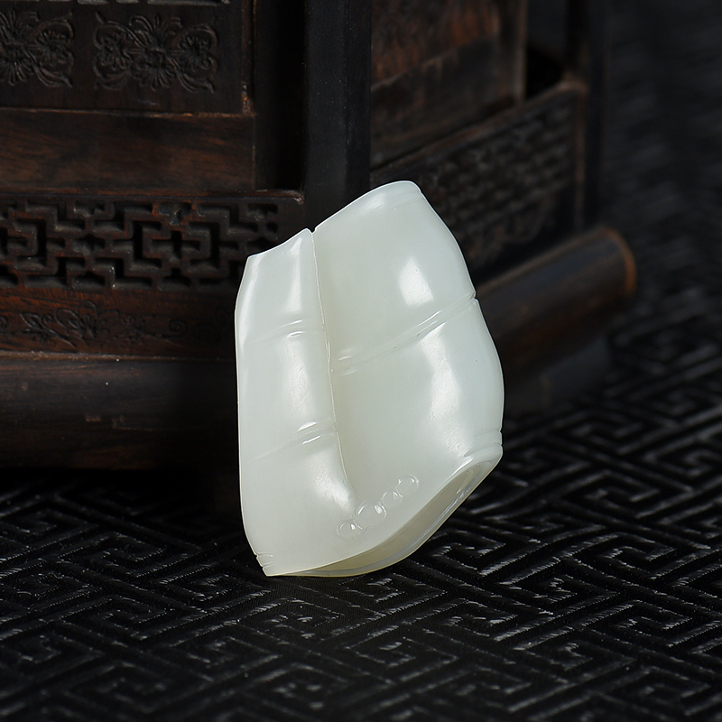 籽料和田青白玉吊坠-红掌柜