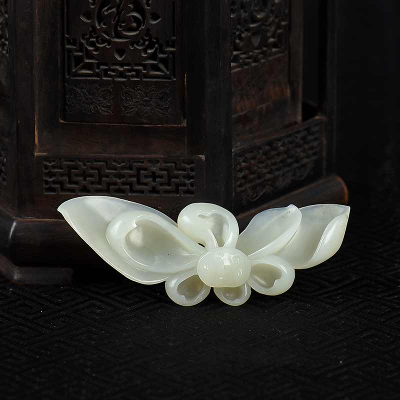 新疆天然籽料和田青白玉一品清廉吊坠-红掌柜