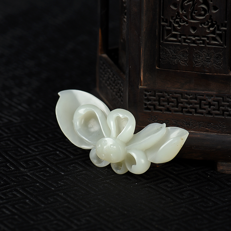 新疆籽料和田青白玉一品清廉吊坠-红掌柜