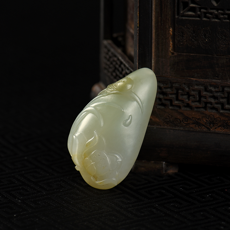 新疆天然和田青白玉喜登联科吊坠-红掌柜