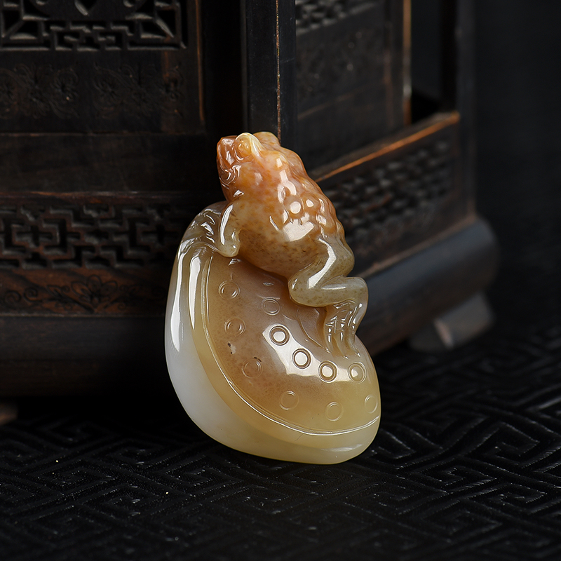 天然籽料俏色和田玉招财进宝吊坠-红掌柜