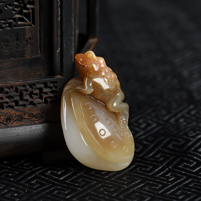 籽料俏色和田玉招财进宝吊坠-红掌柜