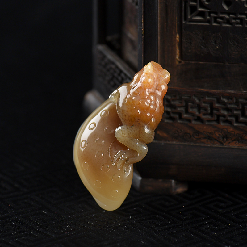 天然俏色和田玉招财进宝吊坠-红掌柜