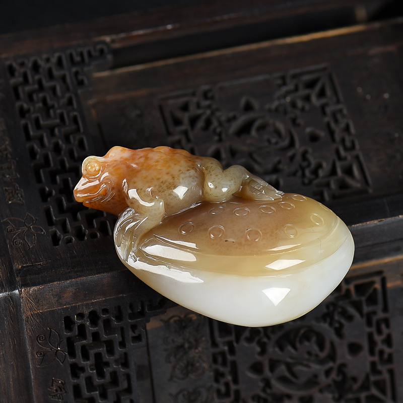 天然籽料俏色和田玉吊坠-红掌柜