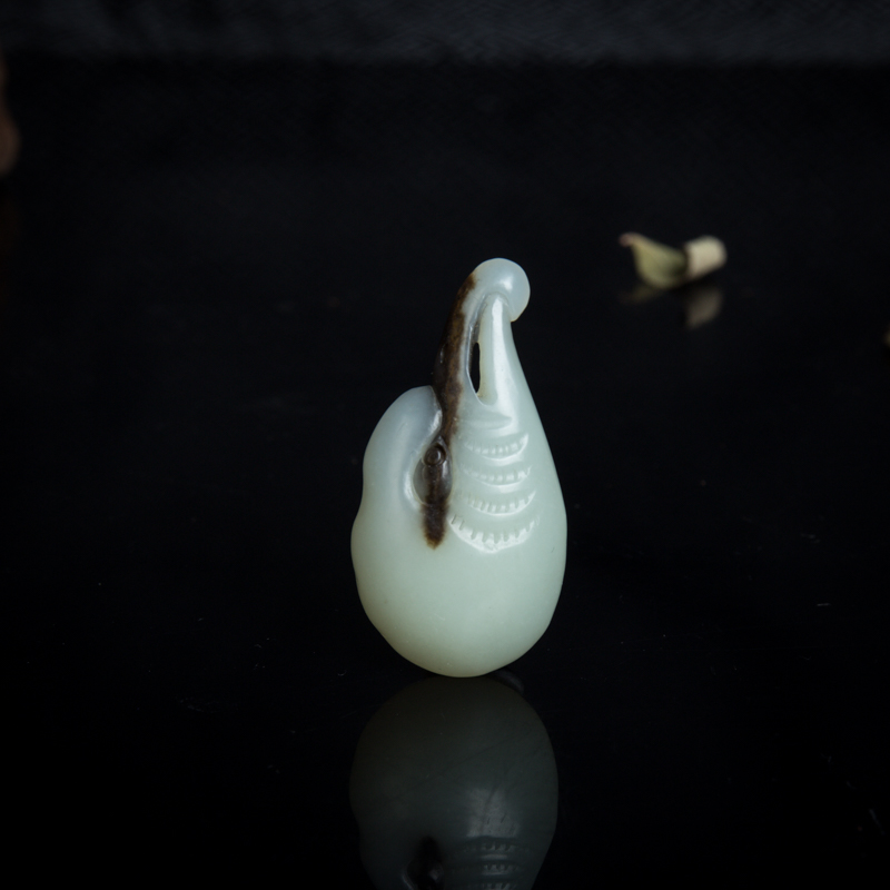 山料俏色和田玉鹰头吊坠-红掌柜