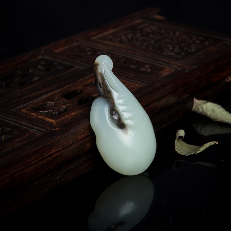 天然山料俏色和田玉鹰头吊坠-红掌柜