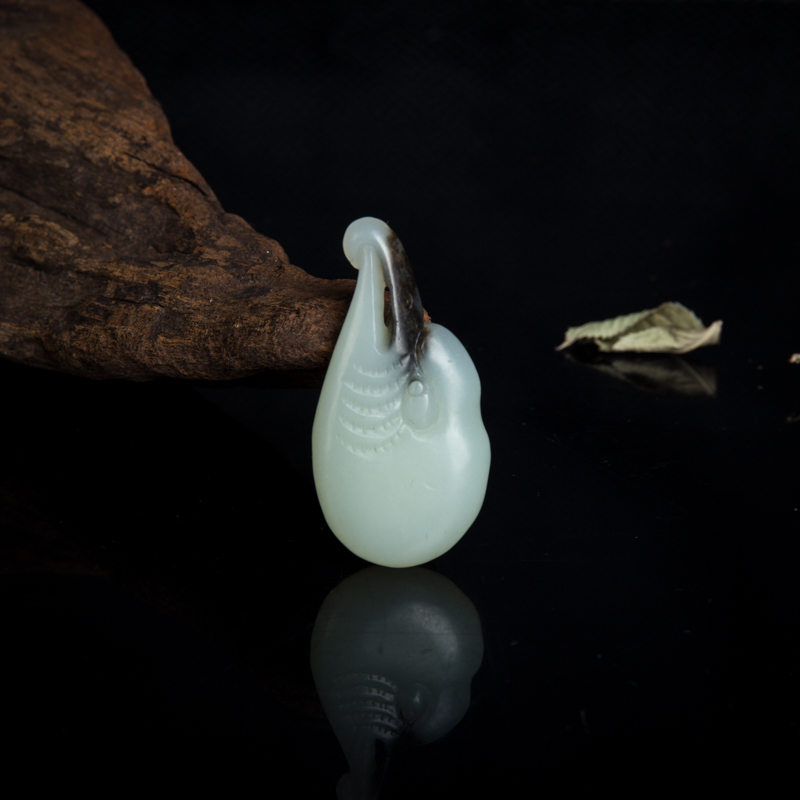 俏色和田玉鹰头吊坠-红掌柜