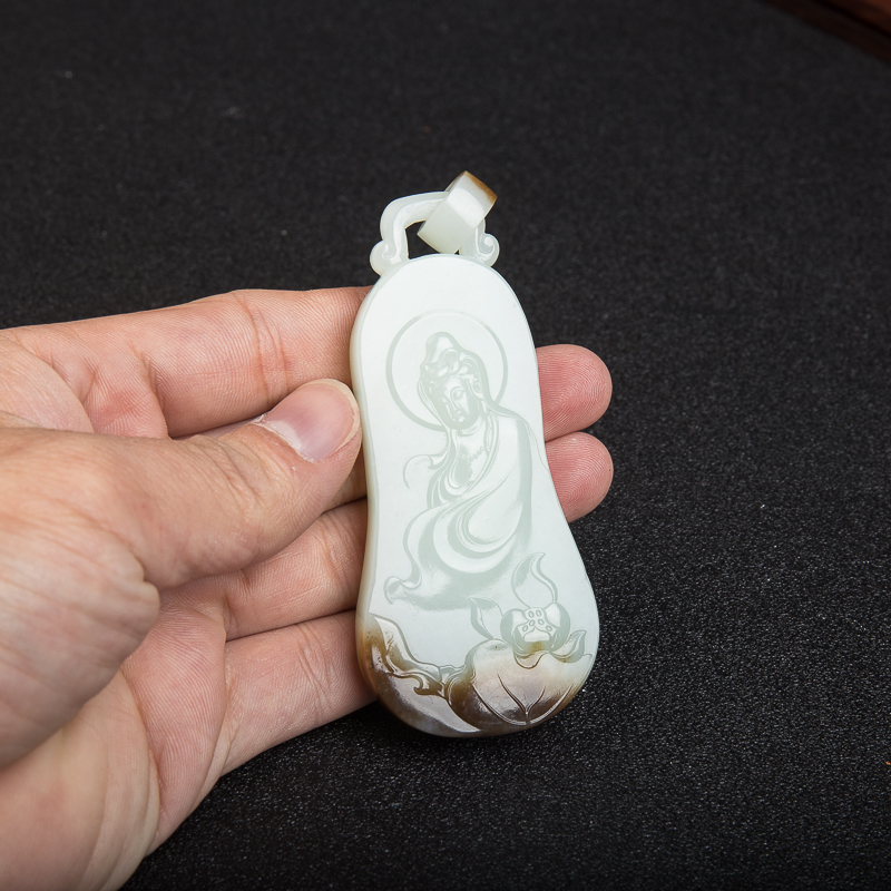 俄罗斯山料俏色和田玉观音吊坠-红掌柜