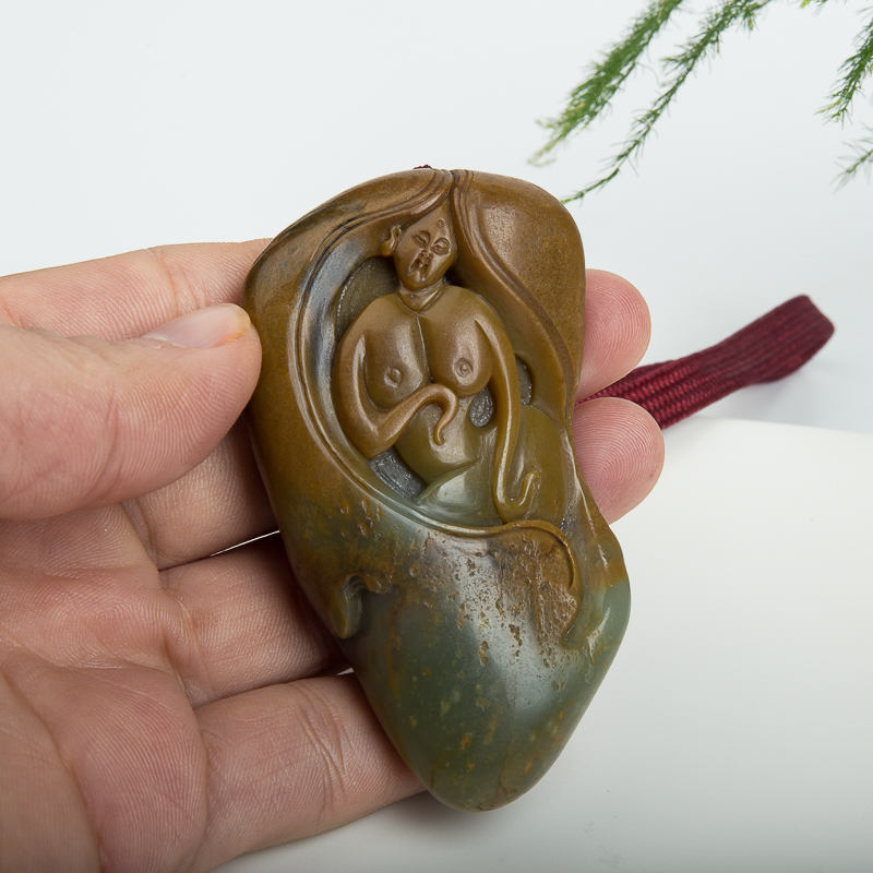 天然籽料俏色和田玉美女吊坠-红掌柜