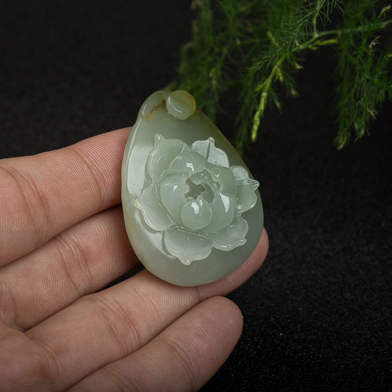 天然籽料和田青白玉花开富贵吊坠-红掌柜