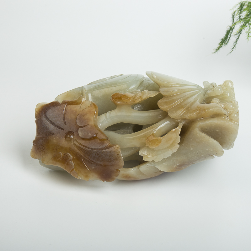 俄罗斯山料俏色和田玉年年有余摆件-红掌柜