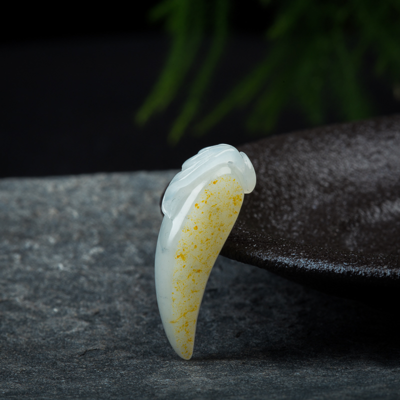 天然新疆籽料俏色和田玉吊坠-红掌柜