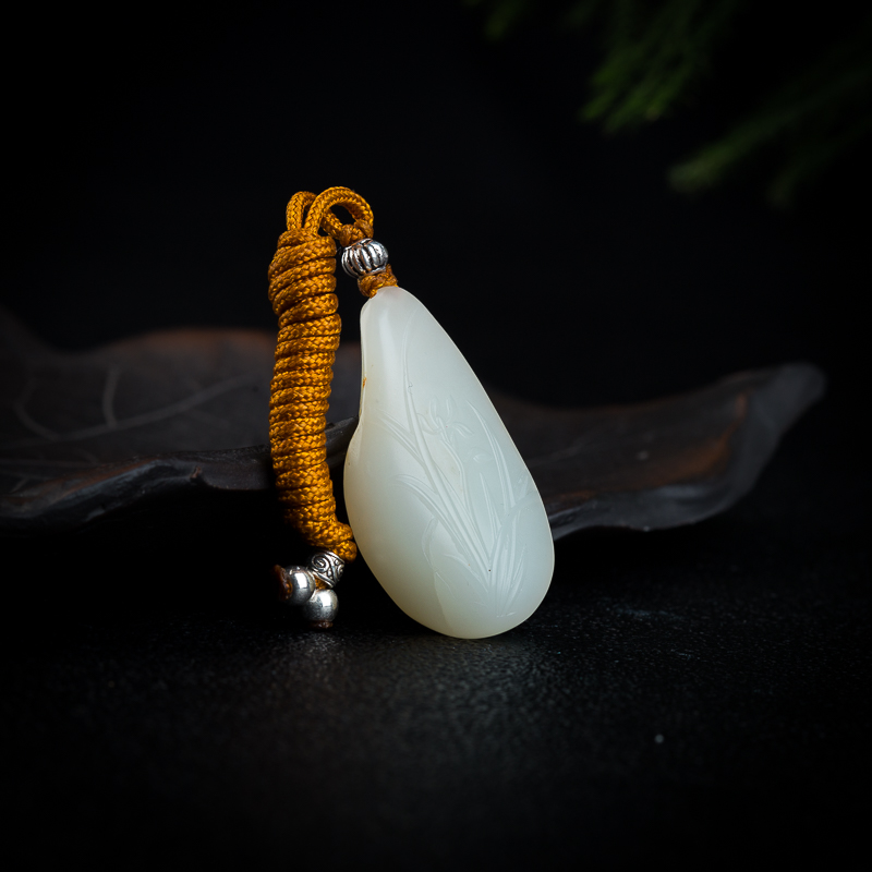 和田白玉石上兰花吊坠-红掌柜