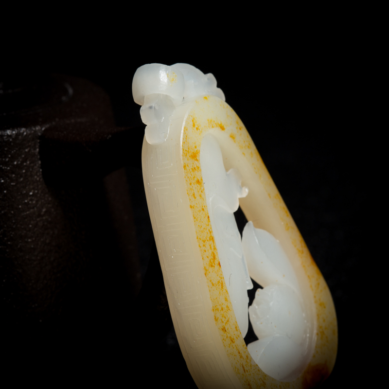 新疆天然山料俏色和田玉吊坠-红掌柜