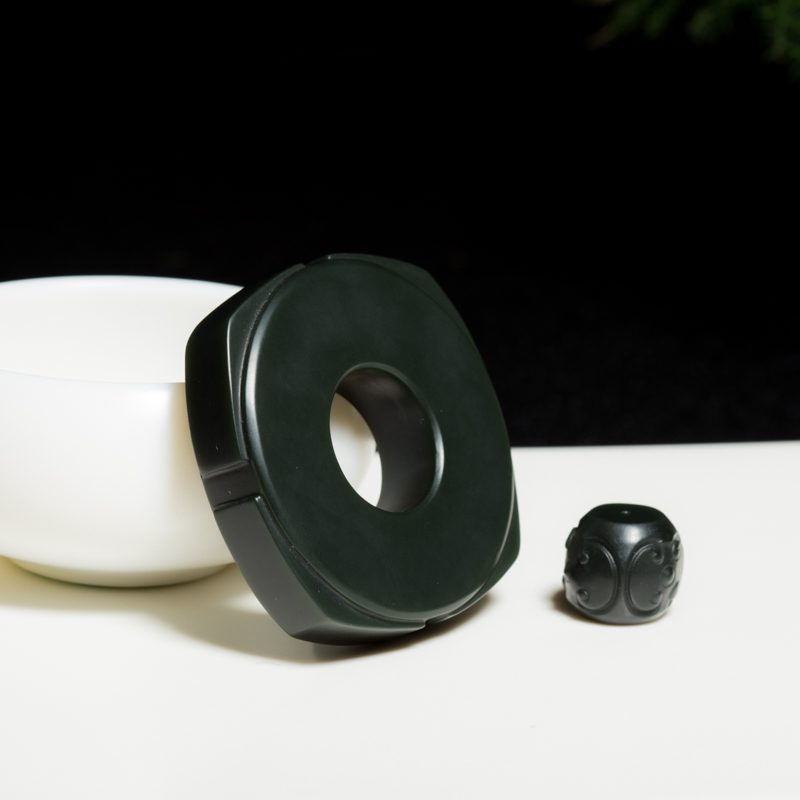 天然新疆山料和田玉内有乾坤吊坠-红掌柜