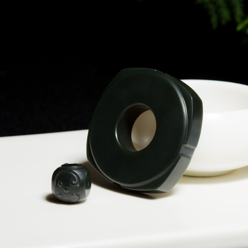 和田青玉内有乾坤吊坠-红掌柜