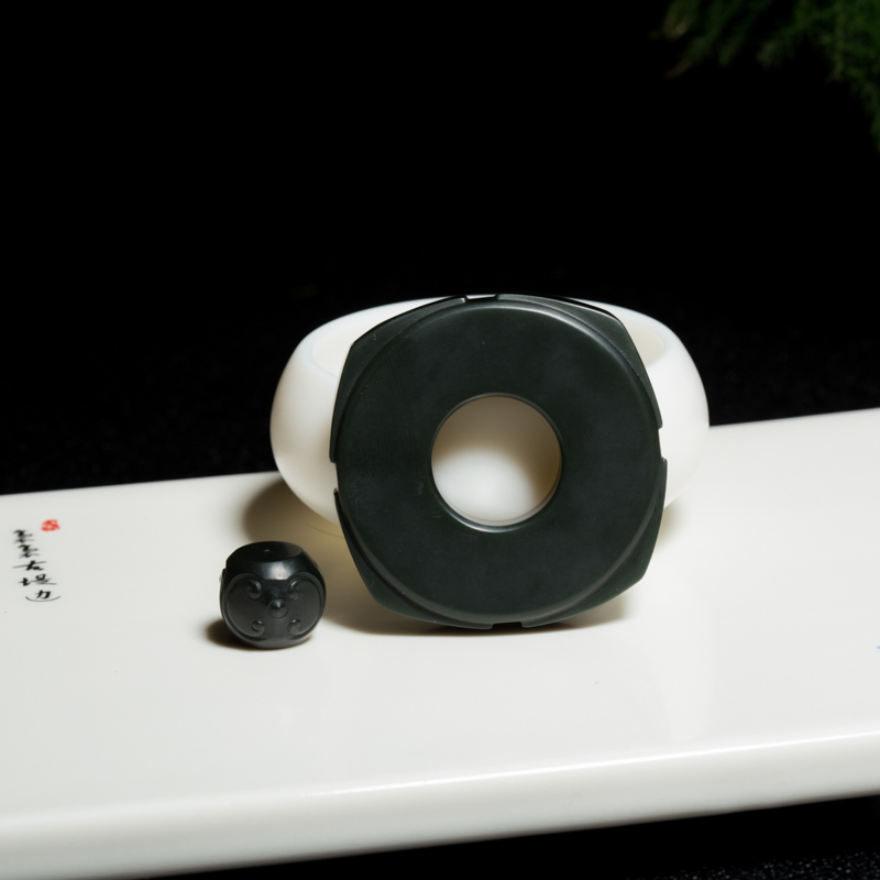 天然新疆和田青玉内有乾坤吊坠-红掌柜