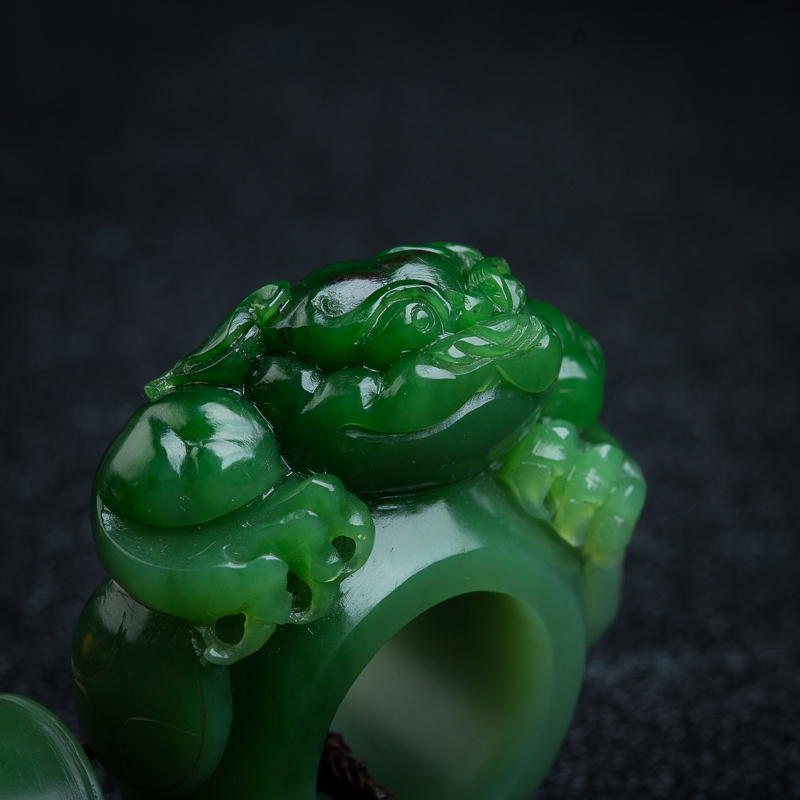 俄罗斯和田玉金蟾扳指-红掌柜