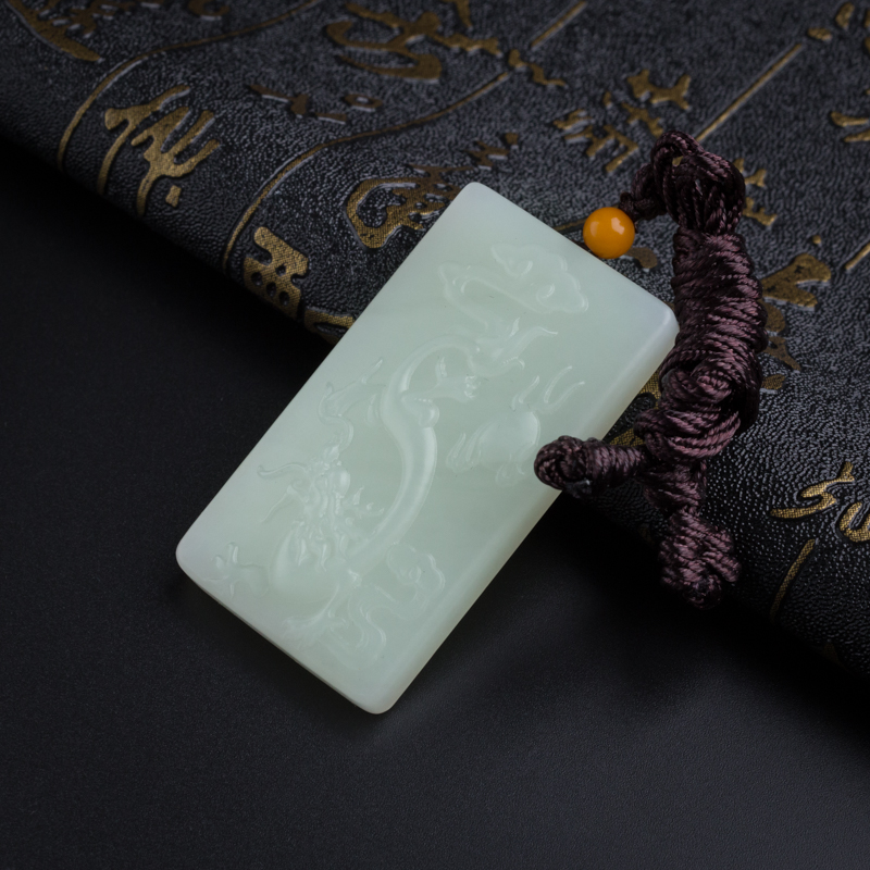 和田玉龙牌挂件-红掌柜