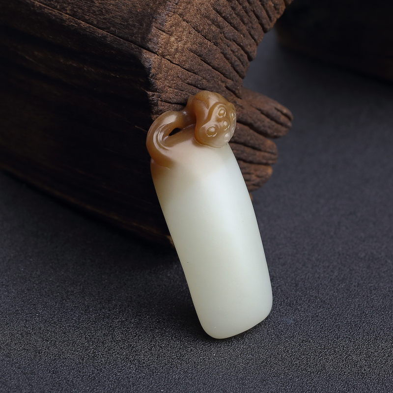 天然山料俏色和田玉莲子吊坠-红掌柜