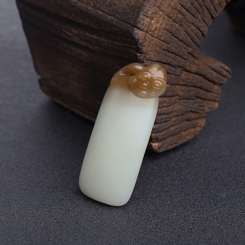 新疆山料俏色和田玉莲子吊坠-红掌柜