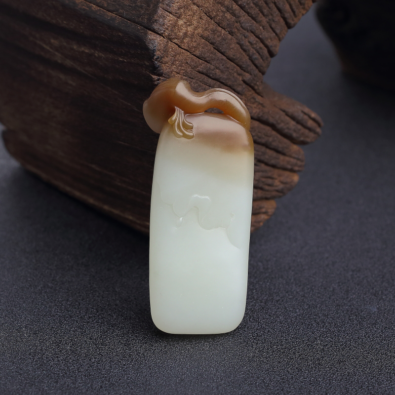 新疆天然俏色和田玉莲子吊坠-红掌柜